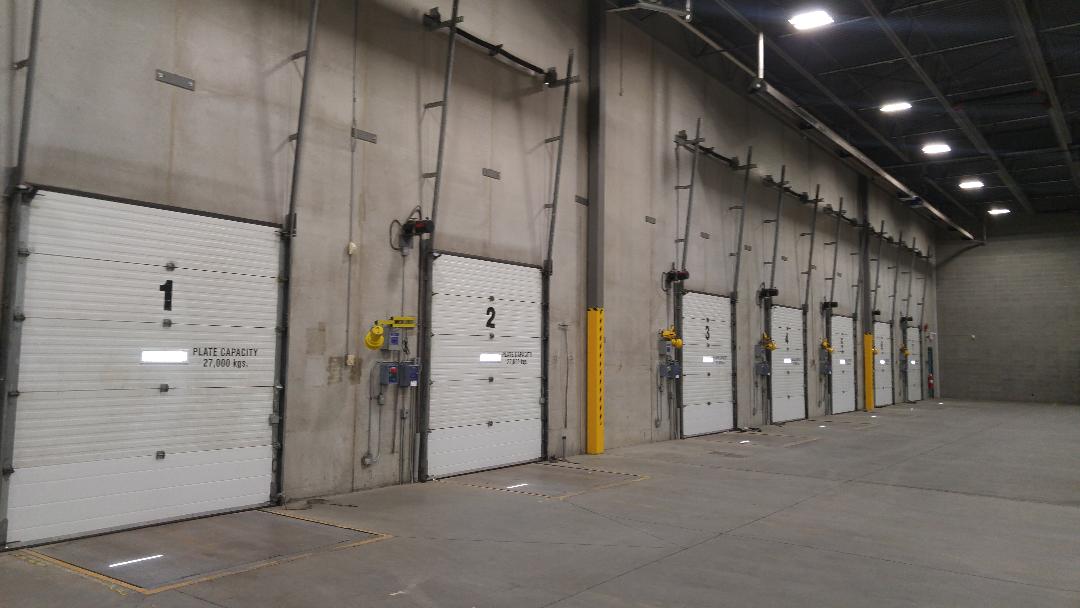 Heavy-duty yard equipment handling oversized cargo